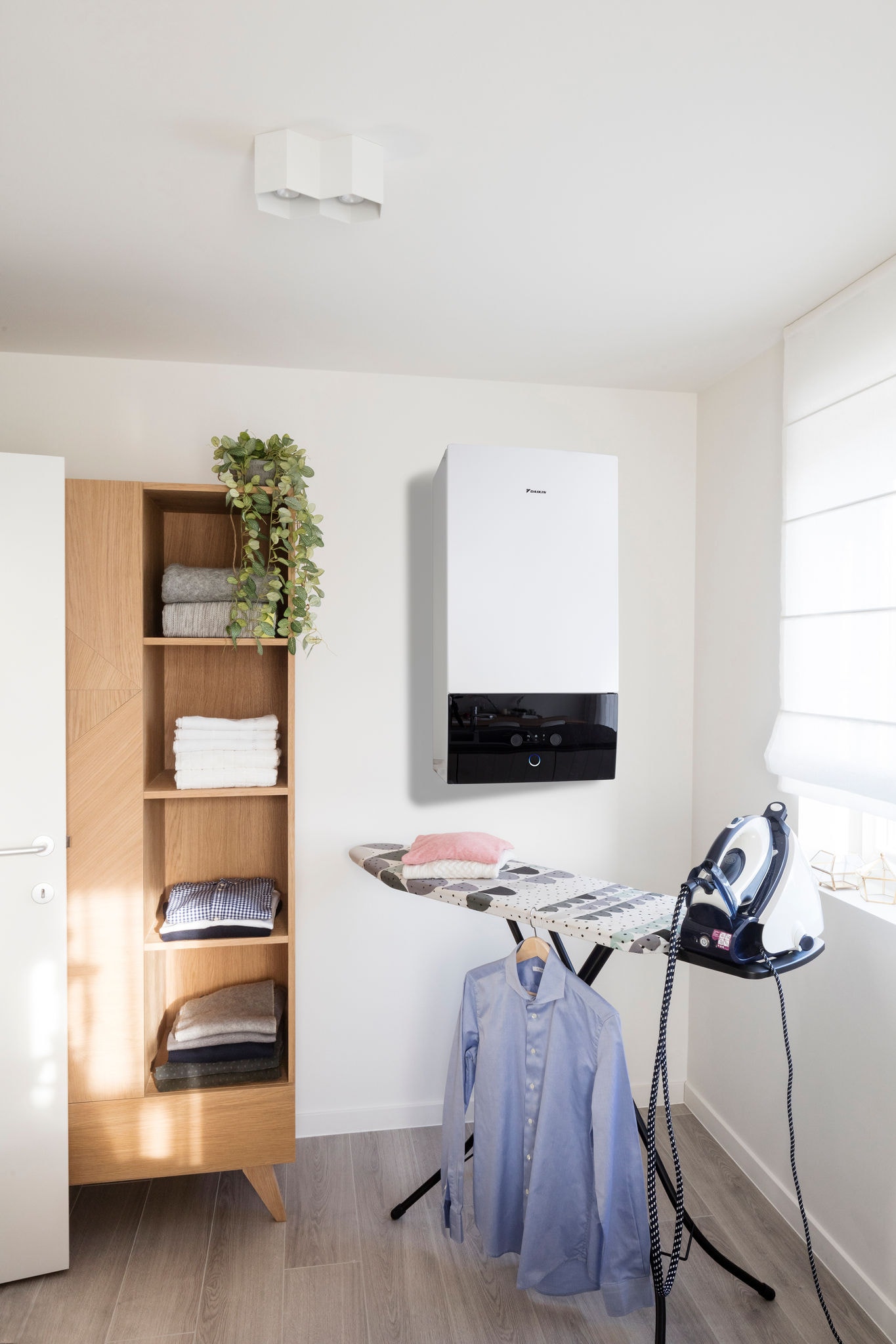 Jednostka wewnętrzna Daikin Altherma w pralni połączona z panelami słonecznymi